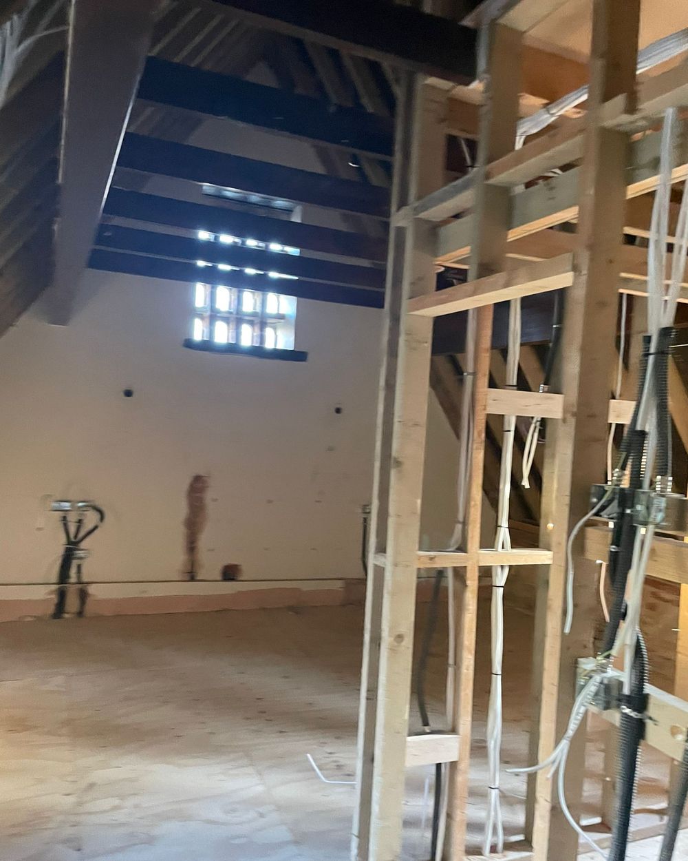 Bedroom under the beams during the works